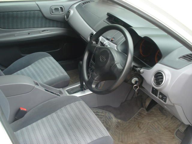 2002 Nissan Avenir