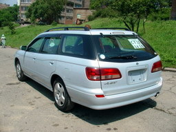2002 Nissan Avenir Pictures