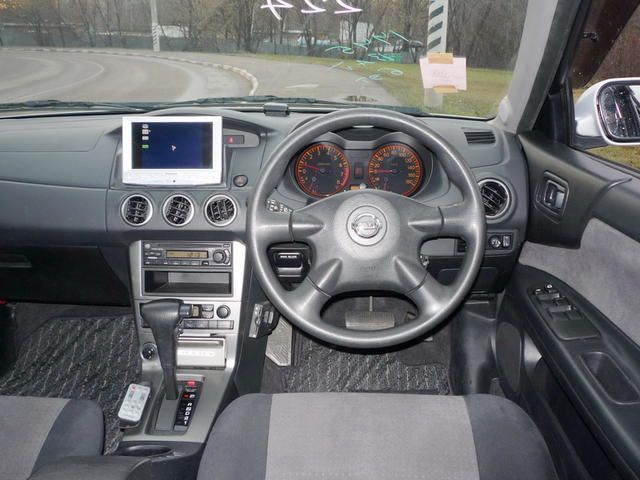 2003 Nissan Avenir