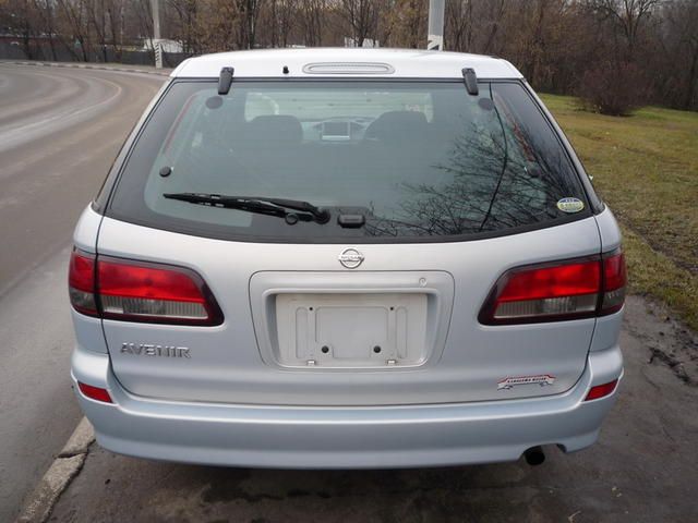 2003 Nissan Avenir