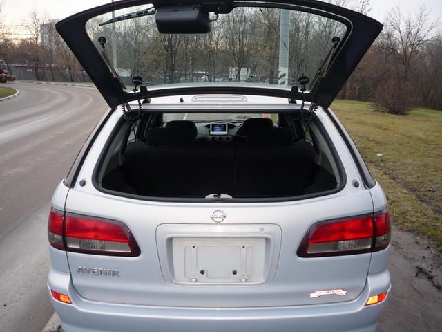 2003 Nissan Avenir