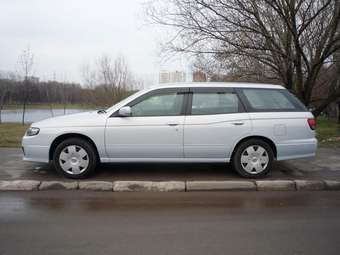 2003 Nissan Avenir Photos