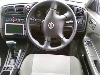 2004 Nissan Avenir Photos