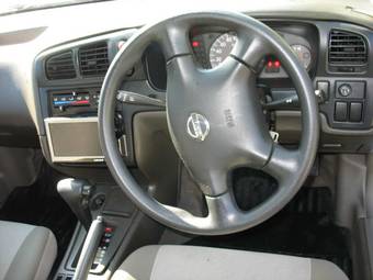 2004 Nissan Avenir Pics