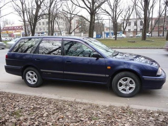 1996 Nissan Avenir Salut