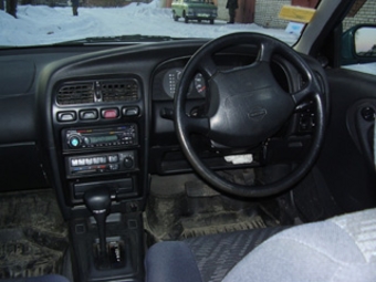 Nissan Avenir Salut