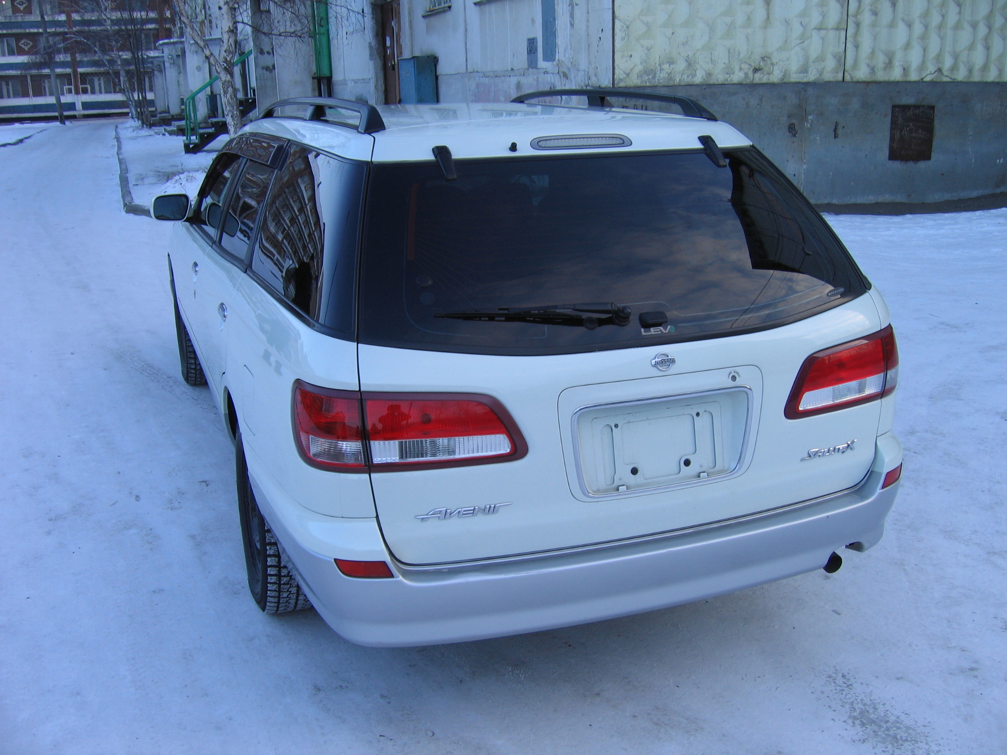 1999 Nissan Avenir Salut