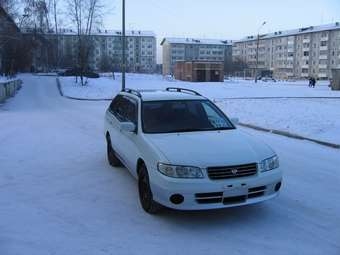 1999 Nissan Avenir Salut