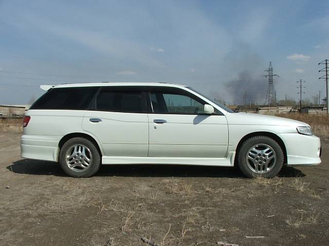 1999 Nissan Avenir Salut