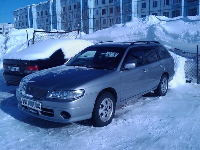 1999 Nissan Avenir Salut