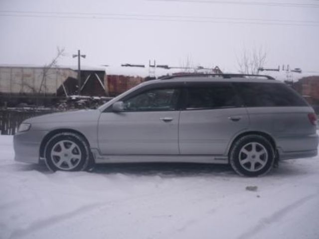 1999 Nissan Avenir Salut