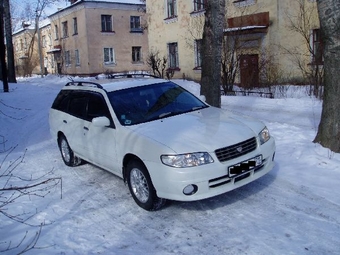 2000 Nissan Avenir Salut
