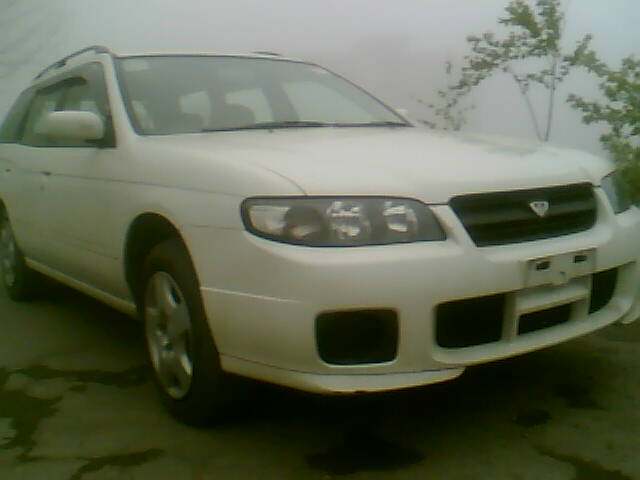 2001 Nissan Avenir Salut
