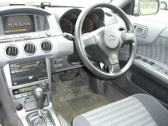 2002 Nissan Avenir Salut