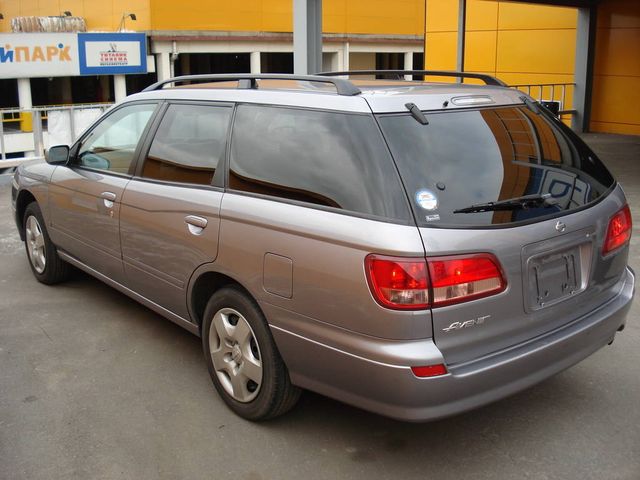 2002 Nissan Avenir Salut