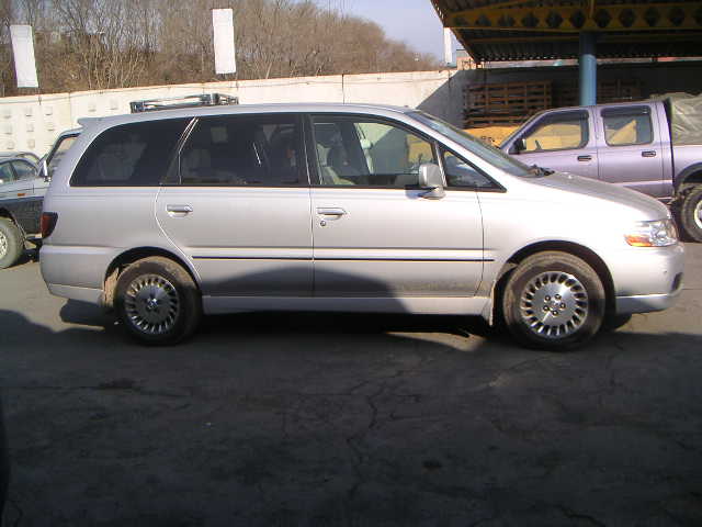 1999 Nissan Bassara Pictures