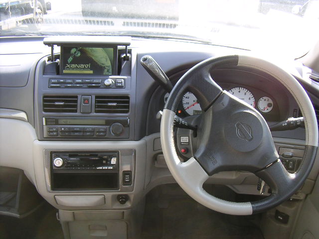 2000 Nissan Bassara Pictures