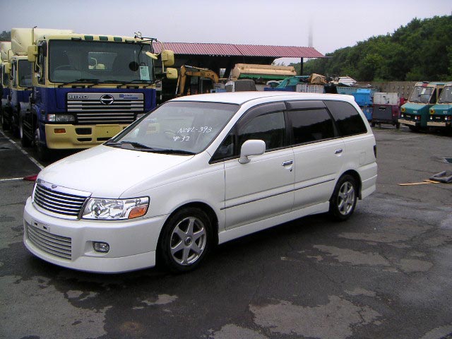 2000 Nissan Bassara Pictures