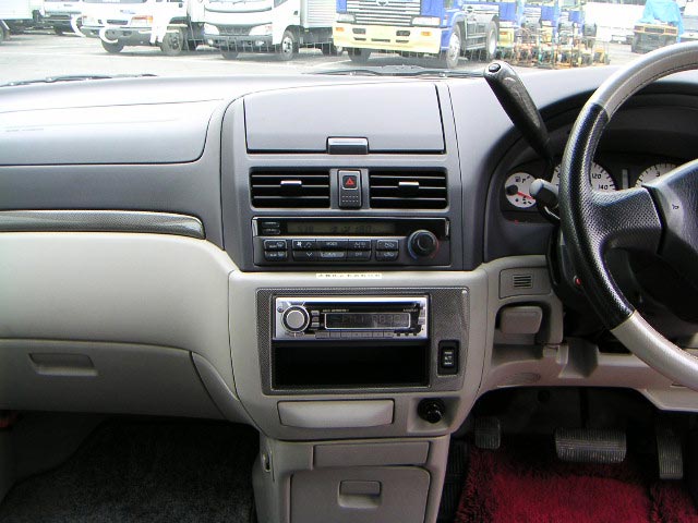 2000 Nissan Bassara Pictures