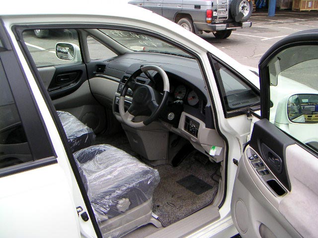 2000 Nissan Bassara Photos