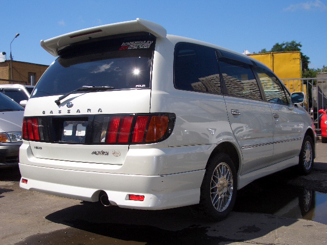 2000 Nissan Bassara Pictures