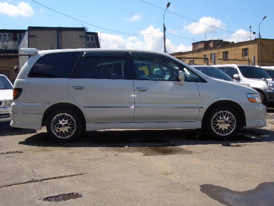 2000 Nissan Bassara Pictures