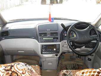 2000 Nissan Bassara Pictures