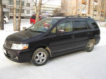 2000 Nissan Bassara Pictures