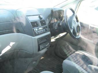 2000 Nissan Bassara Pictures