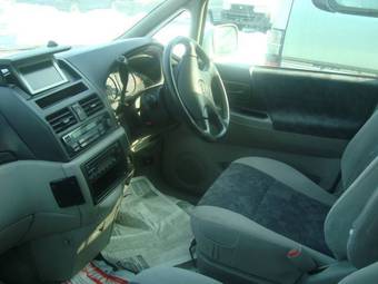 2000 Nissan Bassara Pictures