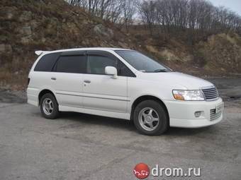 2000 Nissan Bassara Images