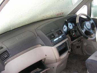 2000 Nissan Bassara Pictures