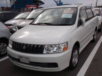 2000 Nissan Bassara Pictures