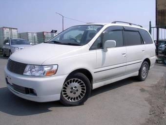 2000 Nissan Bassara Pictures