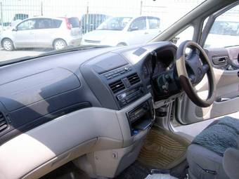 2000 Nissan Bassara Pictures