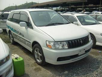 2000 Nissan Bassara Pictures