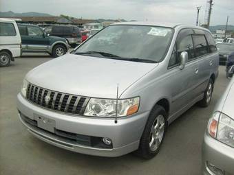 2000 Nissan Bassara Pictures