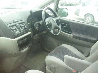 2000 Nissan Bassara Pictures