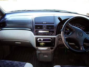 2000 Nissan Bassara Pictures