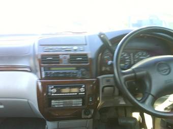 2000 Nissan Bassara Pictures