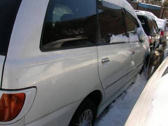 2000 Nissan Bassara Pictures