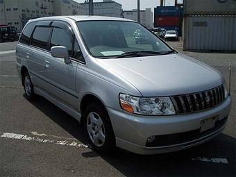 2001 Nissan Bassara Pictures