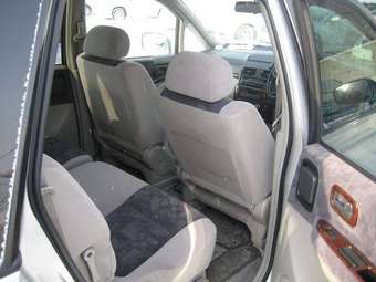 2001 Nissan Bassara Pictures