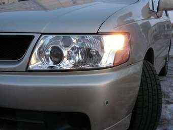 2001 Nissan Bassara Pictures