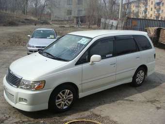 2001 Nissan Bassara Pictures