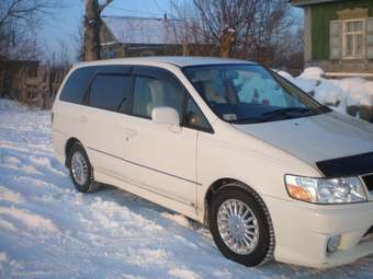 2001 Nissan Bassara Photos