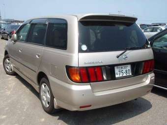 2001 Nissan Bassara Pictures