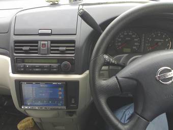 2001 Nissan Bassara Pictures