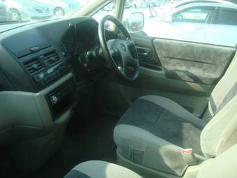 2001 Nissan Bassara Pictures