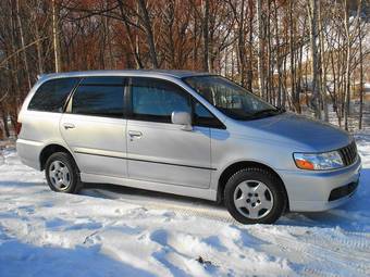 2001 Nissan Bassara Photos